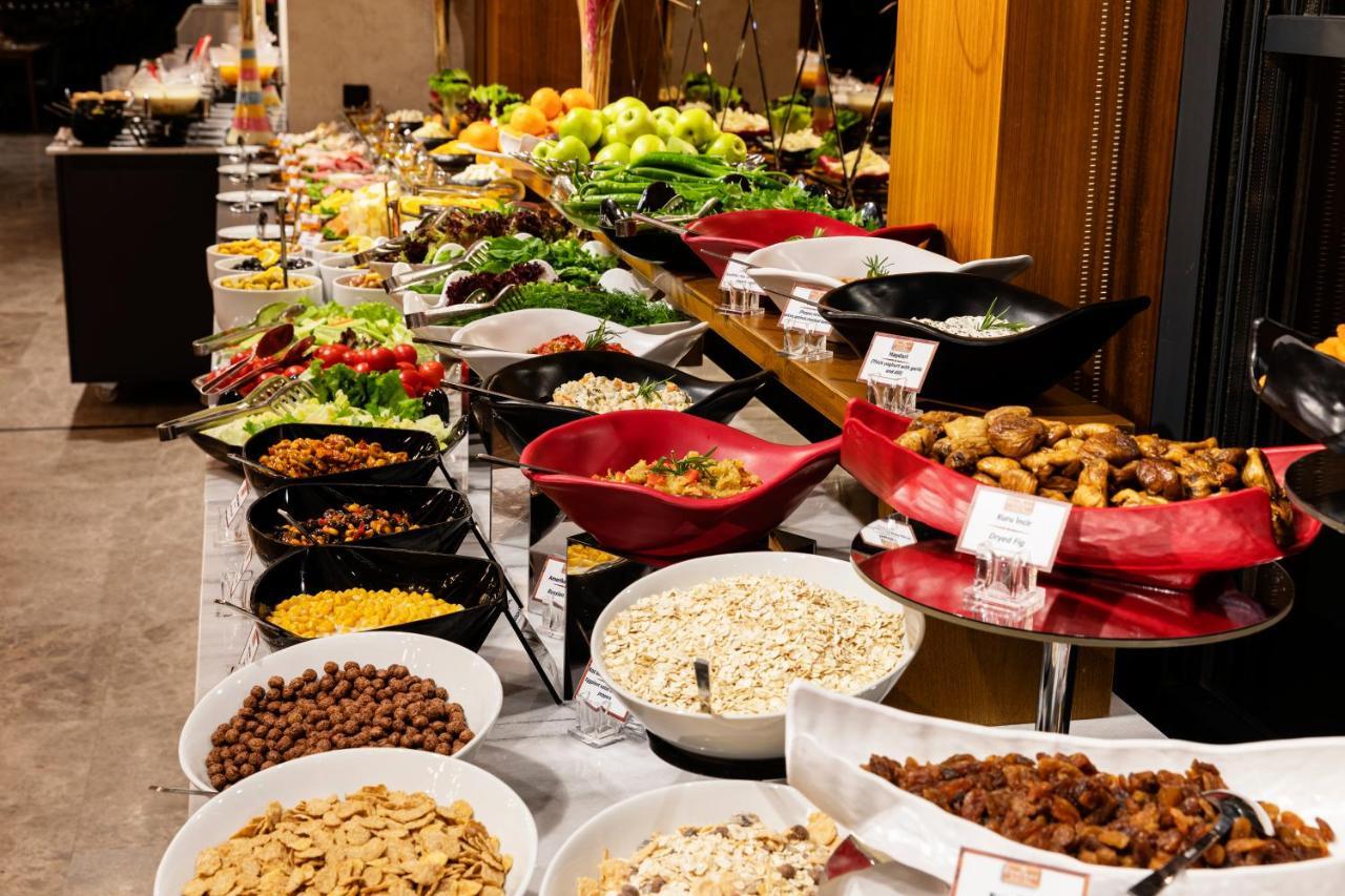 Demiray Hotel Old City Istanbul Ngoại thất bức ảnh A buffet at a hotel