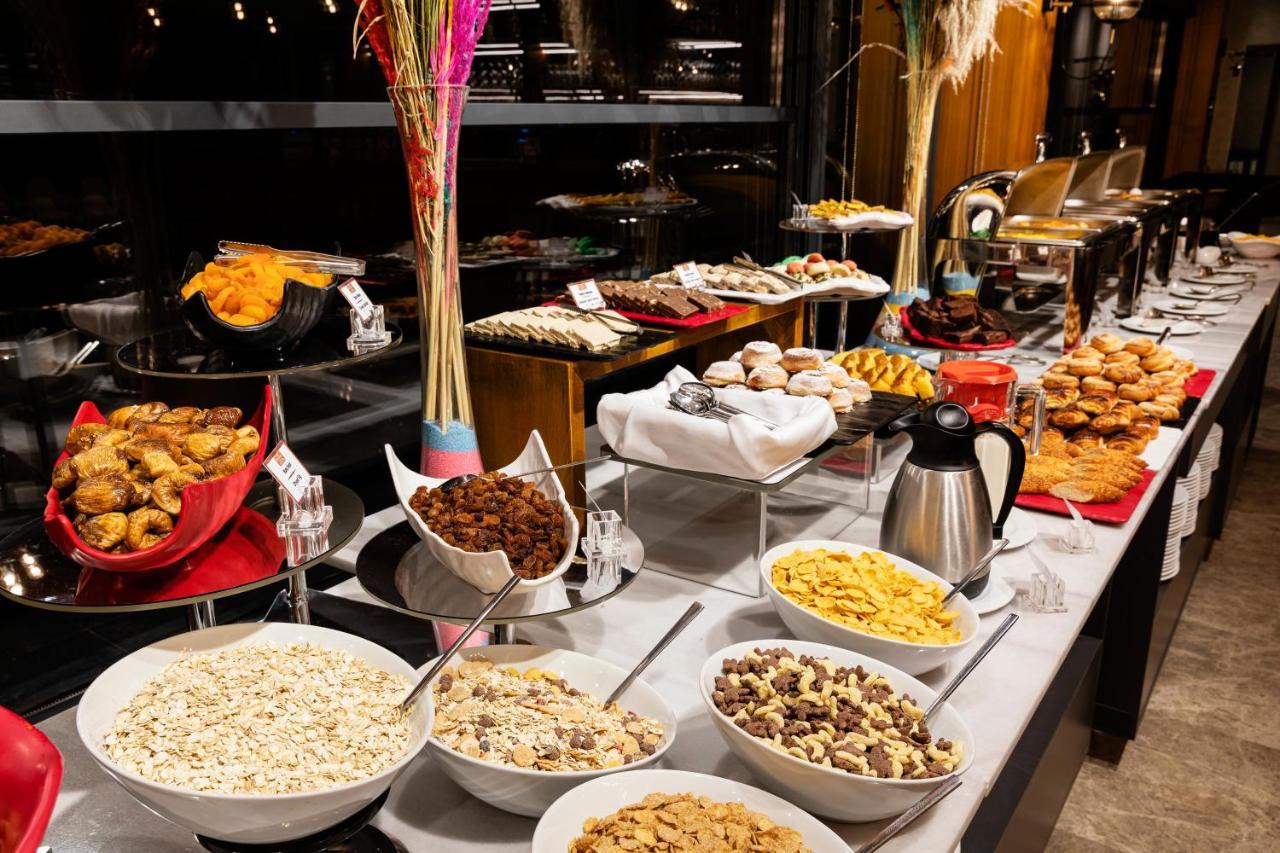 Demiray Hotel Old City Istanbul Ngoại thất bức ảnh A buffet at a hotel
