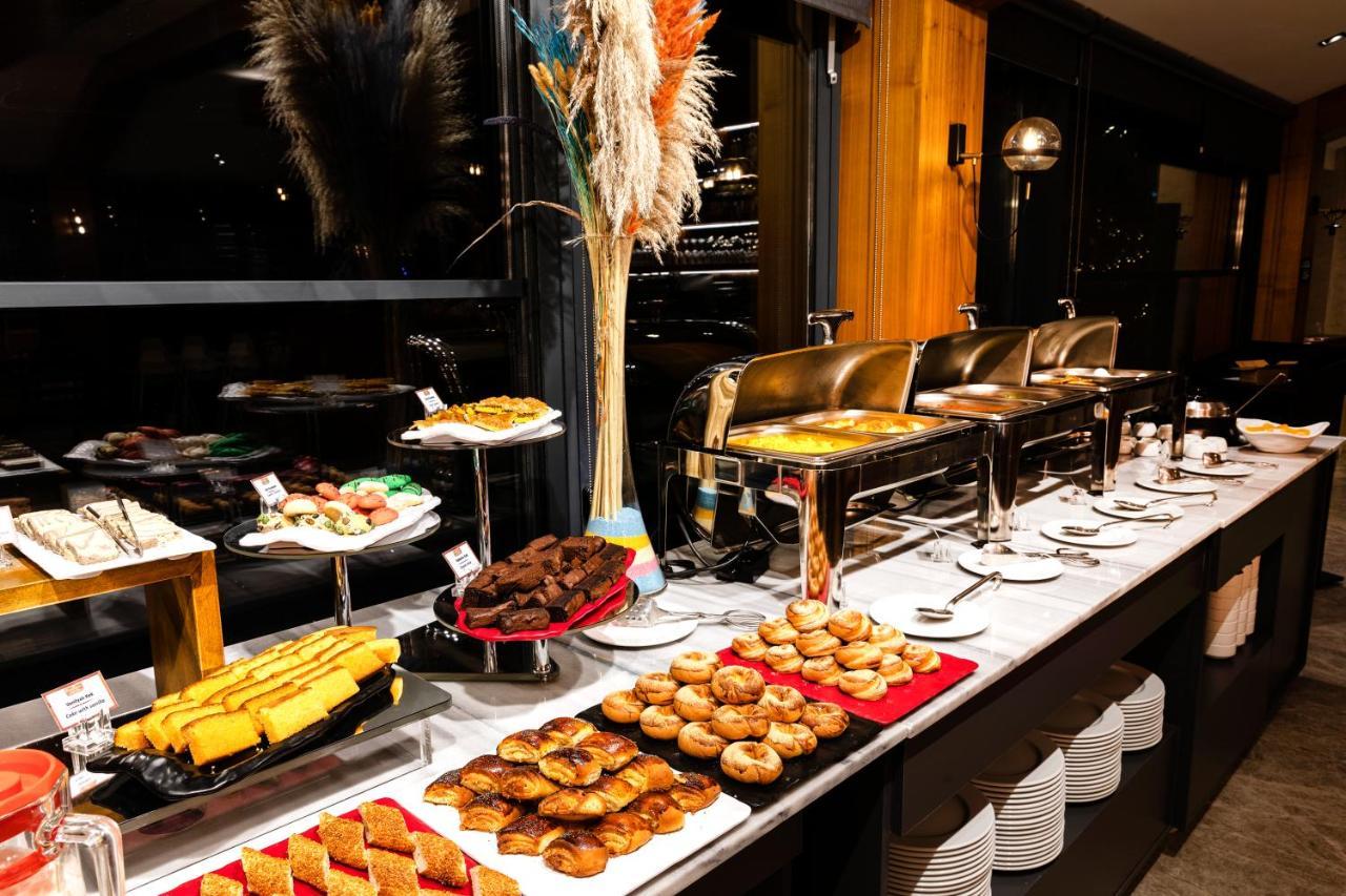 Demiray Hotel Old City Istanbul Ngoại thất bức ảnh A buffet at a hotel