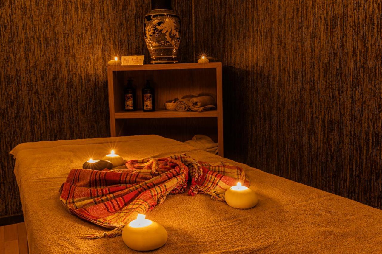 Demiray Hotel Old City Istanbul Ngoại thất bức ảnh A massage table with candles